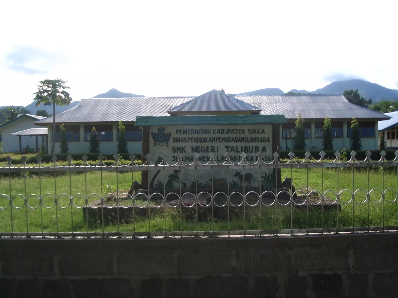 Bangunan depan dan lingkungan SMKN Talibura