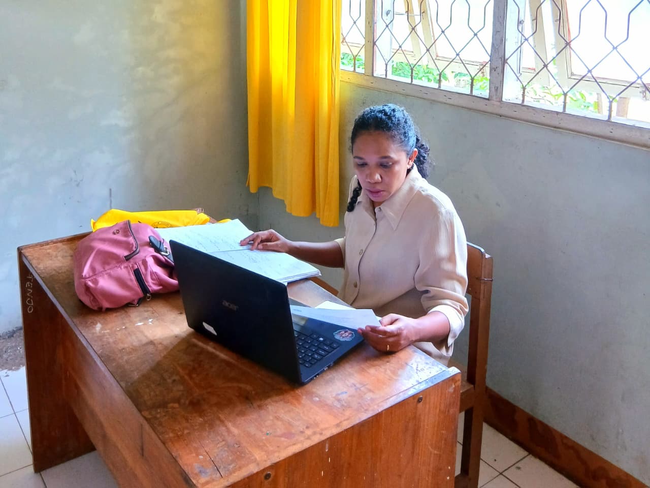 Kegiatan administrasi dan pendidikan menggunakan laptop