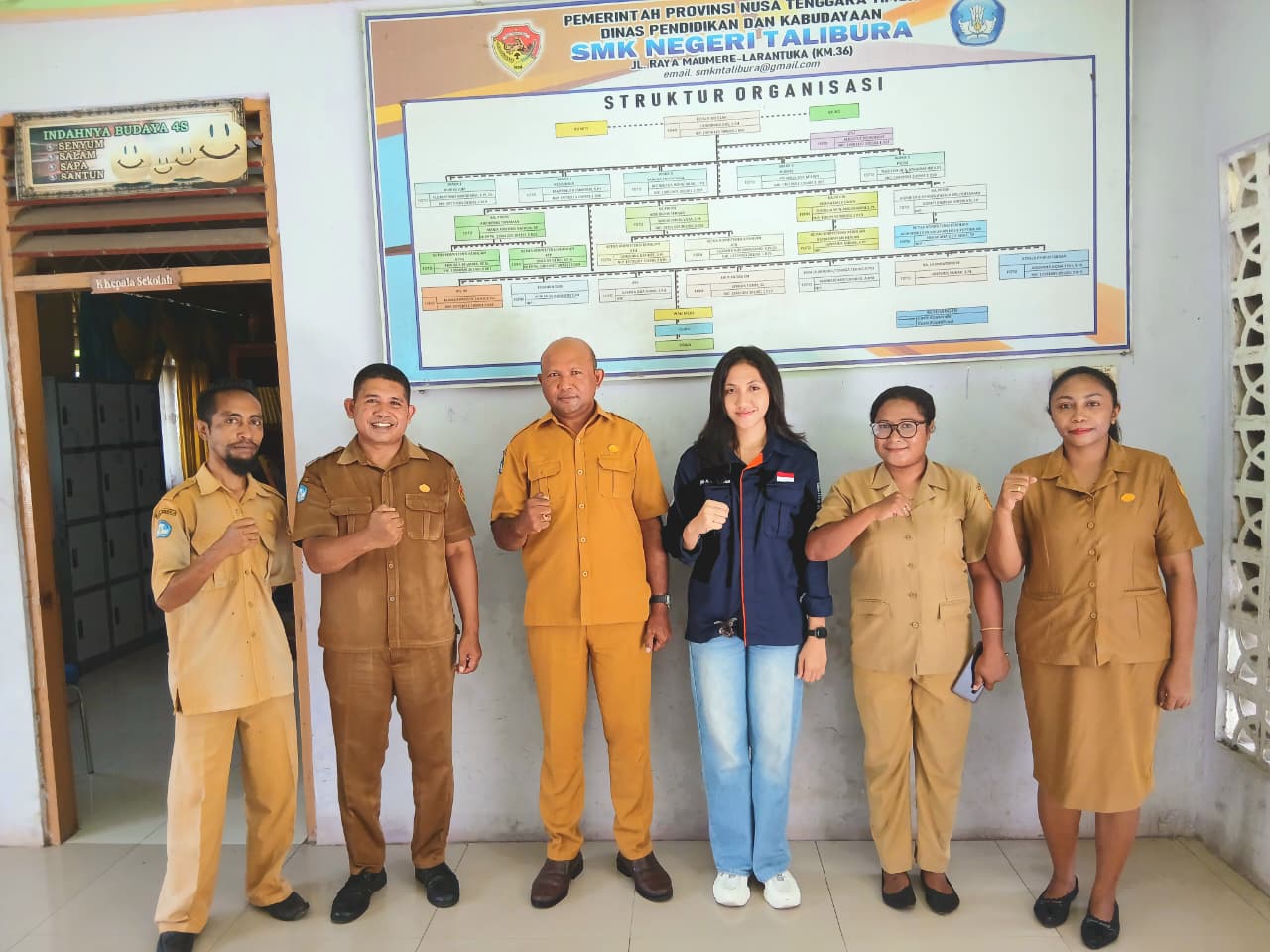 Guru dan staf SMKN Talibura berfoto bersama